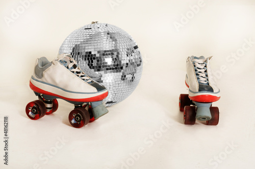 Photo: Discokugel und Rollschuhe Discokugel und Rollschuhe