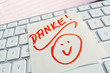 Notiz auf Computer Tastatur: Danke