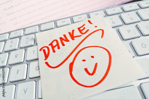 Photo: Notiz auf Computer Tastatur: Danke Notiz auf Computer Tastatur: Danke