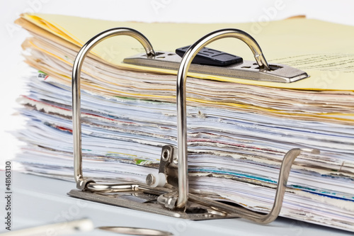 Photo: Akten Ordner mit Schriftstücken und Dokumenten Akten Ordner mit Schriftstücken und Dokumenten