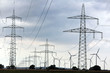 Windrad mit Strommasten für alternative Strom Energie