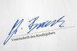  Gläubiger unterzeichnet eine Schuldverschreibung
