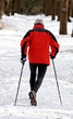 Foto: Senior beim Nordic Walken im Winter Senior beim Nordic Walken im Winter