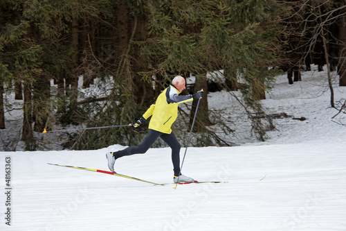 Photo: Senior beim Ski Langlauf im Winter Senior beim Ski Langlauf im Winter