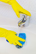 Waschbecken wird geputzt