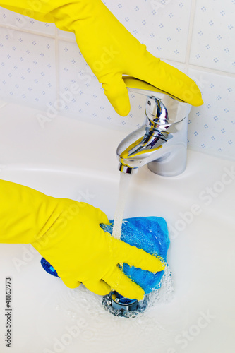 Photo: Waschbecken wird geputzt Waschbecken wird geputzt