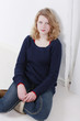 Teenager lehnt sich an der Wand an