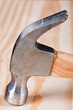 Foto: Hammer head on a wooden surface Hammer head on a wooden surface