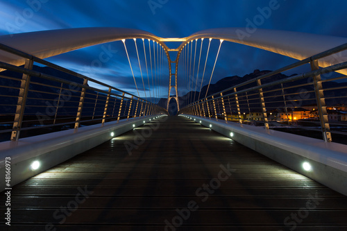 Photo: Ponte moderno illuminato Ponte moderno illuminato