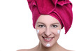 junge frau creme im gesicht