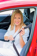 Frau gurtet sich vor der Fahrt an