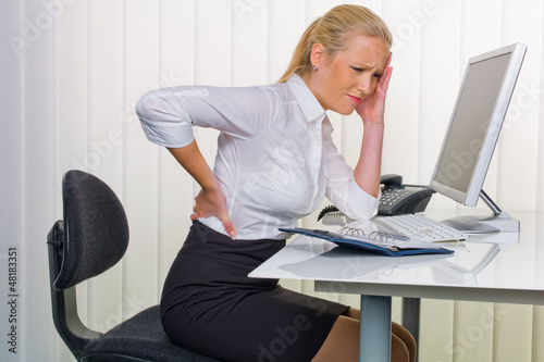 Photo: Frauen im Büro mit Rückenschmerzen Frauen im Büro mit Rückenschmerzen