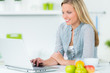 studentin recherchiert im internet