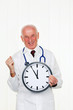 Arzt mit Uhr 5 vor 12