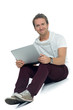 attraktiver mann mit notebook auf dem boden