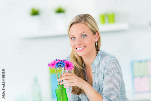 Photo: hübsche junge frau mit blumen hübsche junge frau mit blumen