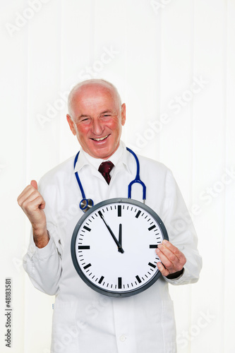 Photo: Arzt mit Uhr 5 vor 12 Arzt mit Uhr 5 vor 12