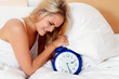 Schlaflos mit Uhr in der Nacht.