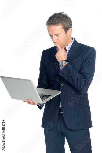 Photo: nachdenklicher geschäftsmann schaut auf sein laptop nachdenklicher geschäftsmann schaut auf sein laptop