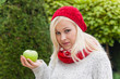 Frau mit Apfel. Vitamine im Herbst