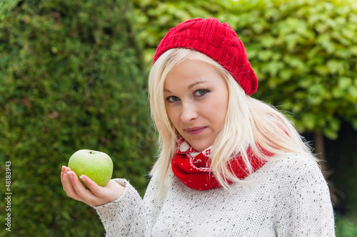 Photo: Frau mit Apfel. Vitamine im Herbst Frau mit Apfel. Vitamine im Herbst
