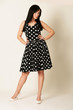 junge Frau im Kleid