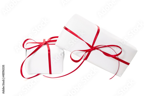 Photo: Zwei weiße Geschenke mit roter Schleife isoliert Zwei weiße Geschenke mit roter Schleife isoliert