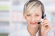 freundliche apothekerin telefoniert mit headset