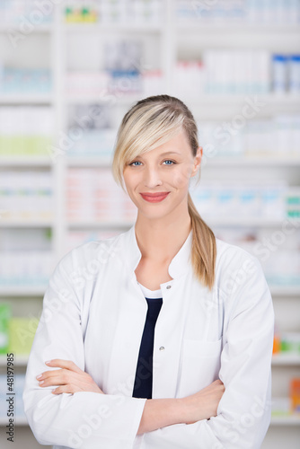 Photo: apothekerin mit verschränkten armen apothekerin mit verschränkten armen