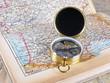 Kompass mit Atlas