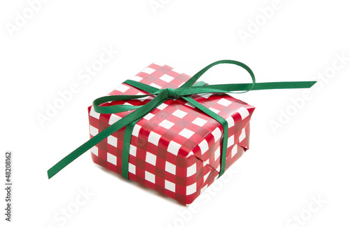 Photo: Rotkariertes Geschenk isoliert mit grüner Schleife Rotkariertes Geschenk isoliert mit grüner Schleife