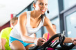 Leute beim Spinning in einem Fitnessstudio