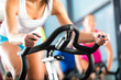Leute beim Spinning in einem Fitnessstudio
