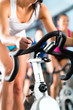 Leute beim Spinning in einem Fitnessstudio