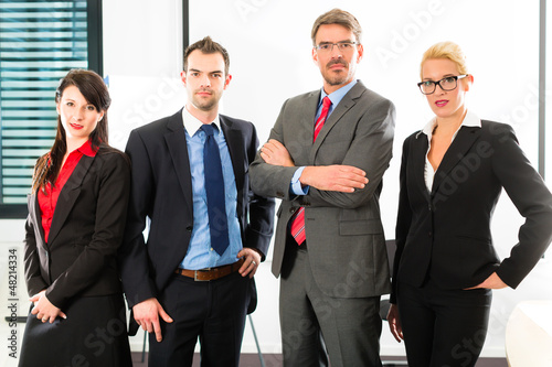 Photo: Business - Gruppe von Geschäftsleuten in Büro Business - Gruppe von Geschäftsleuten in Büro