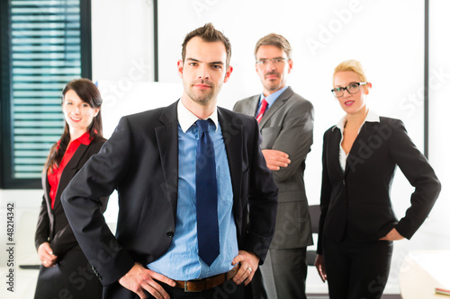 Photo: Business - Gruppe von Geschäftsleuten in Büro Business - Gruppe von Geschäftsleuten in Büro