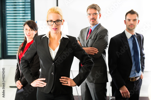 Photo: Business - Gruppe von Geschäftsleuten in Büro Business - Gruppe von Geschäftsleuten in Büro