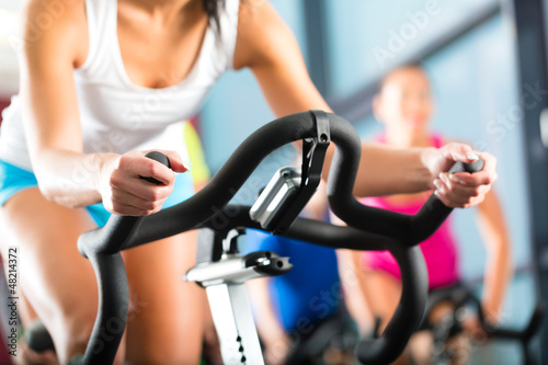Photo: Leute beim Spinning in einem Fitnessstudio Leute beim Spinning in einem Fitnessstudio