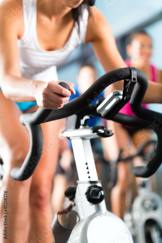 Photo: Leute beim Spinning in einem Fitnessstudio Leute beim Spinning in einem Fitnessstudio