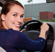 Attraktive junge Frau im Auto
