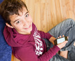 Foto: Freundlicher Junge / Kind mit Smartphone / Handy Freundlicher Junge / Kind mit Smartphone / Handy