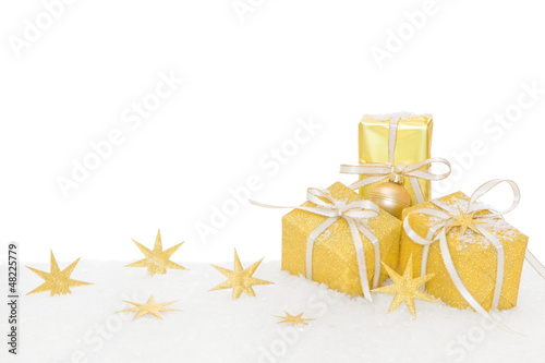 Photo: Goldene Weihnachtspäckchen isoliert Goldene Weihnachtspäckchen isoliert
