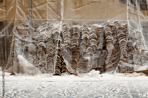 Photo: tas de tuiles tas de tuiles