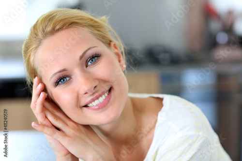 Photo: Portrait of beautiful blond woman with hand on chin Portrait of beautiful blond woman with hand on chin
