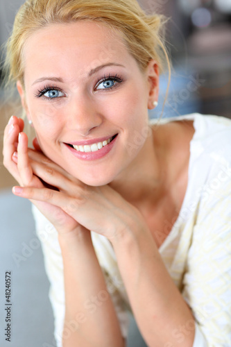 Photo: Portrait of beautiful blond woman with hand on chin Portrait of beautiful blond woman with hand on chin