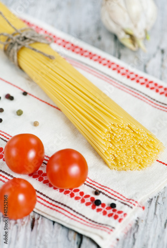 Photo: Spaghetti, dry pepper, tomatoes and garlic Spaghetti, dry pepper, tomatoes and garlic