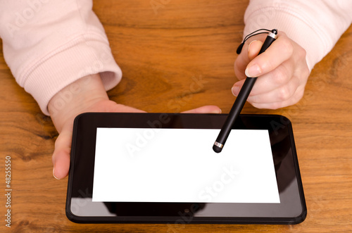 Photo: Zwei Hände einer Frau mit Tablet Computer Zwei Hände einer Frau mit Tablet Computer