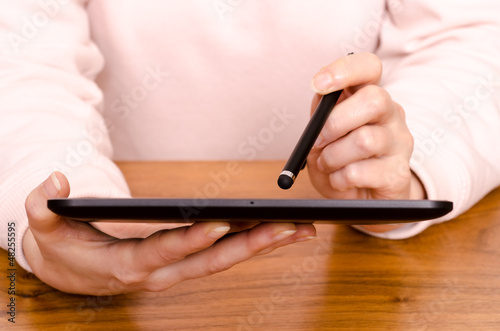 Photo: Hände einer Frau mit Stift und Tablet Computer Hände einer Frau mit Stift und Tablet Computer