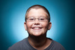 Foto: A portrait of a young boy with glasses smiling A portrait of a young boy with glasses smiling