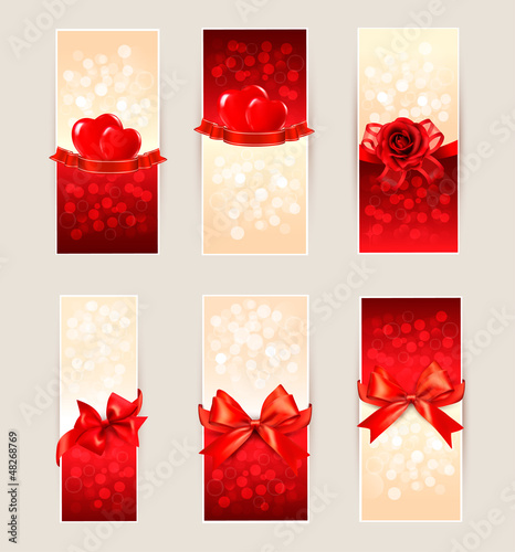 Vector: Set of beautiful gift cards with red gift bows and hearts. Valen Set of beautiful gift cards with red gift bows and hearts. Valen